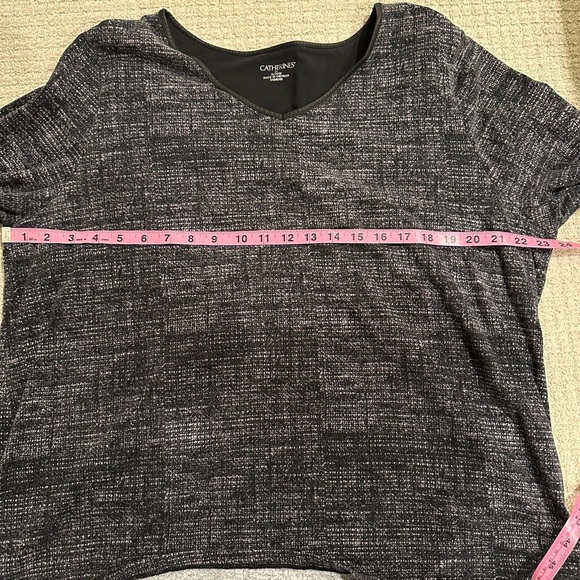 CATHERINE’S long black and white designed tunic top with v-neck, size 1X 18-20W - Picture 5 of 6